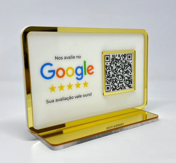 Placa dourada de avaliações do Google vista de frente