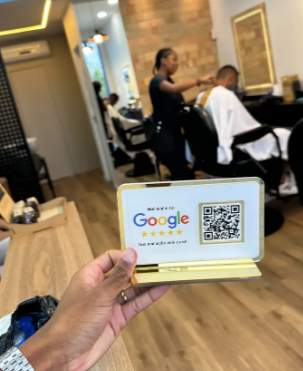 Cliente segurando a placa de avaliações dentro do estabelecimento